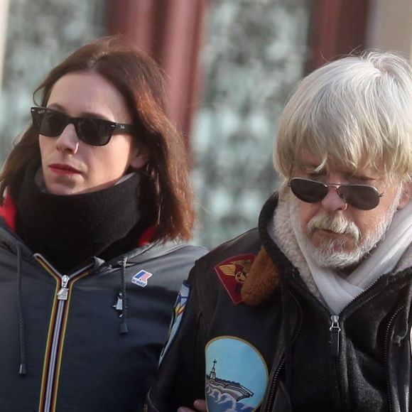 Lolita Séchan et son père le chanteur Renaud - Obsèques de Thierry Séchan frère du chanteur Renaud) au cimetière du Montparnasse à Paris le 16 janvier 2019. (Agence /Bestimage).