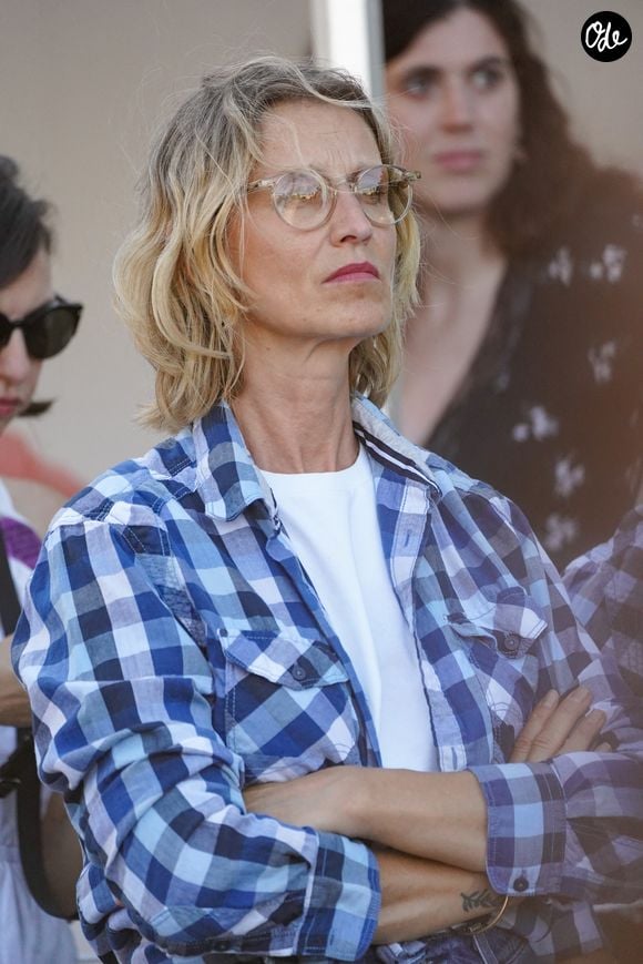 Alexandra Lamy - Les célébrités ont répondu présente à la 'Grande marche citoyenne' contre les violences sexuelles devant ministère français de la Justice, place Vendôme, à Paris, France, le 4 juillet 2026. © Anne-Sophie Guebey/Bestimage