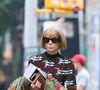 Anna Wintour a en effet annoncé sa démission du poste de rédactrice en chef de l’édition américaine de Vogue. 

Anna Wintour dans les rues de New York, Le 22 octobre 2020 
Bestimage