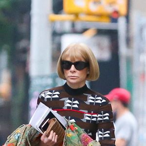 Anna Wintour a en effet annoncé sa démission du poste de rédactrice en chef de l’édition américaine de Vogue. 

Anna Wintour dans les rues de New York, Le 22 octobre 2020 
Bestimage