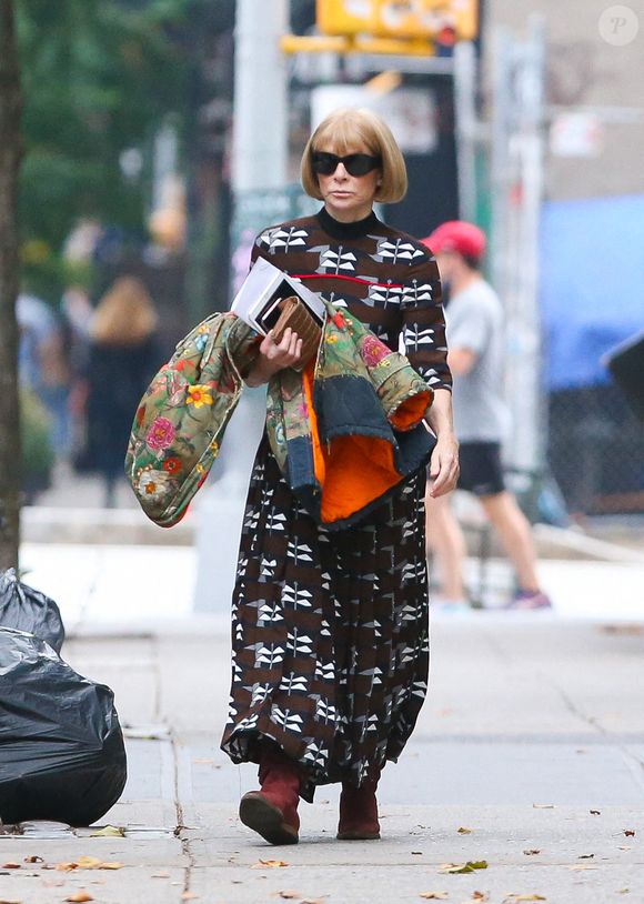 Anna Wintour a en effet annoncé sa démission du poste de rédactrice en chef de l’édition américaine de Vogue. 

Anna Wintour dans les rues de New York, Le 22 octobre 2020 
Bestimage