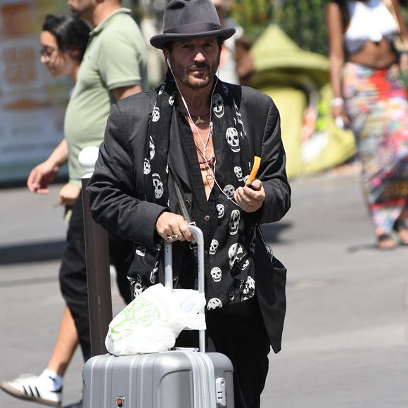 Francis Lalanne - J.L.Lahaye s'est marié en secondes noces avec sa compagne P.Aubin à la mairie du 18ème arrondissement de Paris, le 2 juillet 2025. © Agence / Bestimage