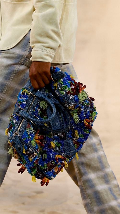 Bermudas et sacs brodés de coquillages pour la collection Louis Vuitton