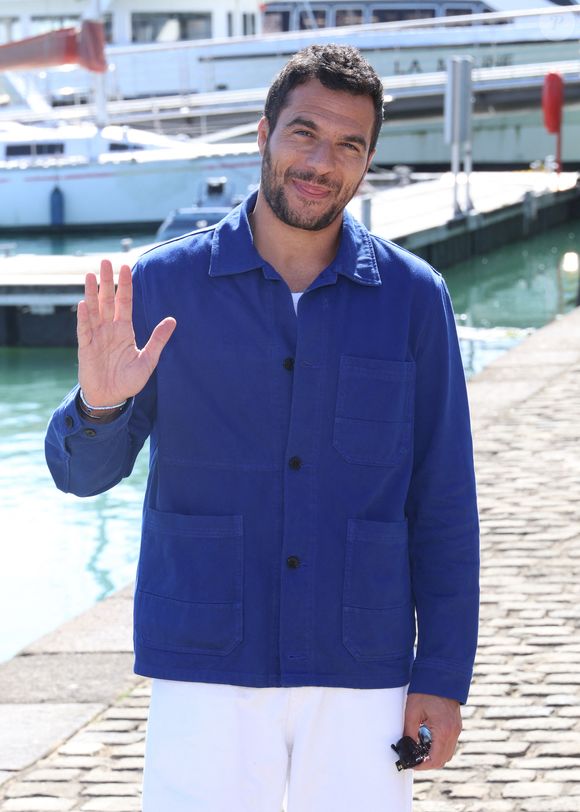 Mais face au conflit géopolitique majeur qui secoue actuellement la région, l'artiste de 41 ans a dû prendre une douloureuse décision.

Amir Haddad - Photocall de la série "La Belle et le Boulanger" lors du 27ème Festival de la Fiction de la Rochelle (16 - 21 septembre 2025), le 17 septembre 2025.
© Denis Guignebourg / Bestimage