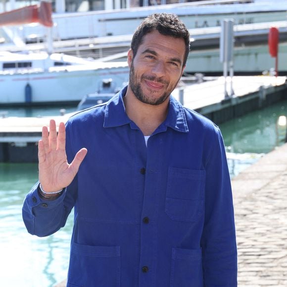 Mais face au conflit géopolitique majeur qui secoue actuellement la région, l'artiste de 41 ans a dû prendre une douloureuse décision.

Amir Haddad - Photocall de la série "La Belle et le Boulanger" lors du 27ème Festival de la Fiction de la Rochelle (16 - 21 septembre 2025), le 17 septembre 2025.
© Denis Guignebourg / Bestimage