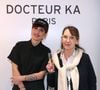 "Pour moi, c’était ça Paris : une île", confie la chanteuse. C’est d’ailleurs au cœur de cette "île" qu’elle a donné son premier concert. 

Exclusif - Jennifer Ayache et Chantal Lauby - Ouverture de la Boutique du "Docteur Ka", Rue du Pont Louis Philippe à Paris, France, le 26 Novembre 2025. © Bertrand Rindoff / Bestimage