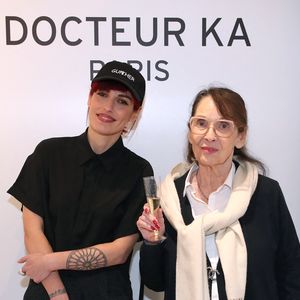 "Pour moi, c’était ça Paris : une île", confie la chanteuse. C’est d’ailleurs au cœur de cette "île" qu’elle a donné son premier concert. 

Exclusif - Jennifer Ayache et Chantal Lauby - Ouverture de la Boutique du "Docteur Ka", Rue du Pont Louis Philippe à Paris, France, le 26 Novembre 2025. © Bertrand Rindoff / Bestimage