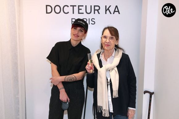 "Pour moi, c’était ça Paris : une île", confie la chanteuse. C’est d’ailleurs au cœur de cette "île" qu’elle a donné son premier concert. 

Exclusif - Jennifer Ayache et Chantal Lauby - Ouverture de la Boutique du "Docteur Ka", Rue du Pont Louis Philippe à Paris, France, le 26 Novembre 2025. © Bertrand Rindoff / Bestimage