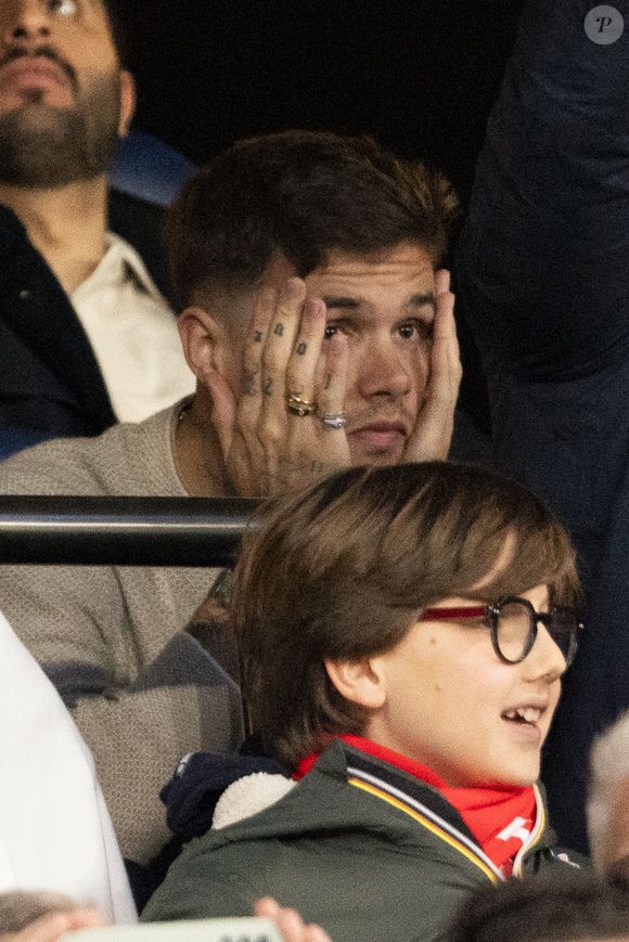 Romeo Beckham dans les tribunes lors du match retour de la Ligue Des Champions 2024-2025 (LDC) "PSG - Arsenal" (2-1) au Parc des Princes à Paris le 7 mai 2025. © Cyril Moreau/Bestimage