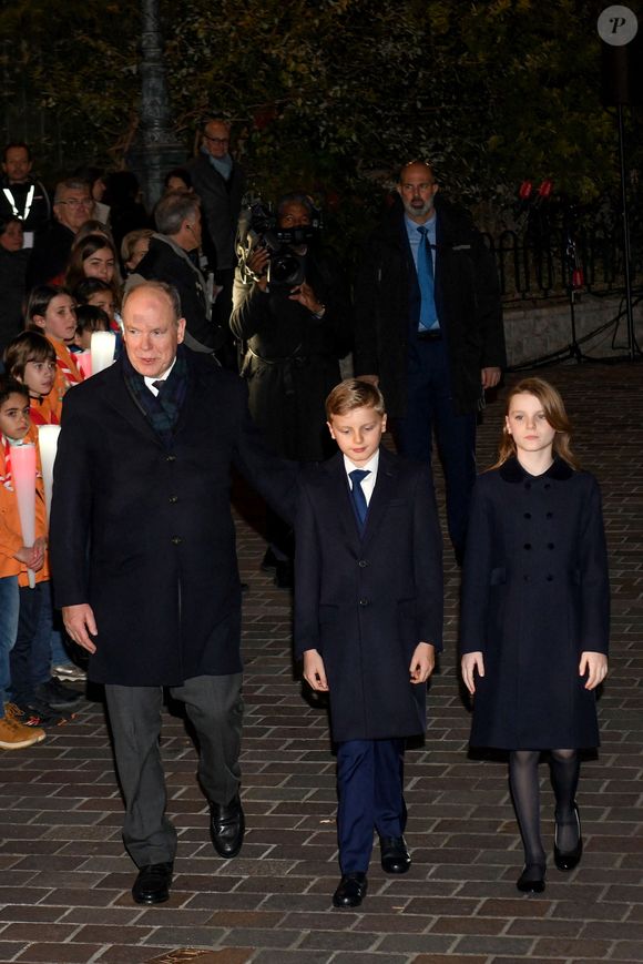Le prince Albert II de Monaco, sa femme la princesse Charlene de Monaco et leurs enfants le prince héréditaire Jacques, marquis des Baux, et la princesse Gabriella, comtesse de Carladès, ont assisté à la célébration de la Sainte Dévote, Sainte patronne de Monaco, à Monaco le 26 janvier 2026. Ici, à l'église Sainte Dévote pour la messe avant le traditionnel embrasement de la barque sur le Quai Antoine 1er. © Bruno Bebert / Bestimage