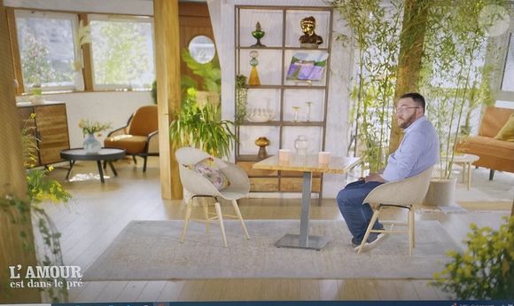 "On est toujours attiré par des profils qui réveillent des abandons ou des habitudes qu’on a pu avoir dans l’enfance. Quand on voit que cela va se produire, que l’on connaît l’agriculteur qui nous a parlé de son passé, on se dit : 'Non, il ne va pas recommencer avec ses vieux démons'."

Anthony lors de ses speed-datings dans "L'amour est dans le pré"