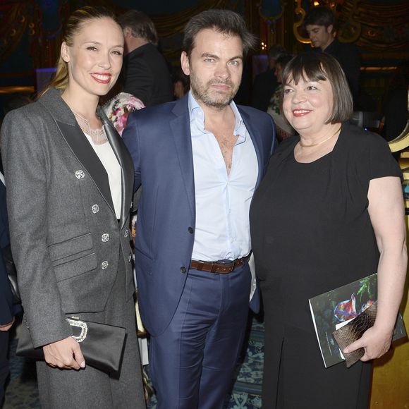 Lilou Fogli a été accueillie à bras ouverts par la mère de Clovis Cornillac, et la photo postée sur Instagram n’est que la confirmation d’une relation complice...

Clovis Cornillac entre sa femme Lilou Fogli et sa mère Myriam Boyer - La 26e nuit des Molières aux Folies Bergère à Paris, le 2 juin 2014. © COADIC GUIREC / BESTIMAGE