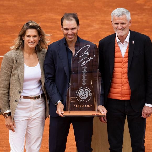 En interview avec Sud Ouest, Amélie Mauresmo évoque les dimanches en famille

Amélie Mauresmo, Rafael Nadal, Gilles Moretton (Président de la Fédération française de tennis) - Hommage à Rafael Nadal lors des internationaux de France de tennis à Roland Garros le 25 mai 2025.

© Cyril Moreau / Dominique Jacovides  / Bestimage