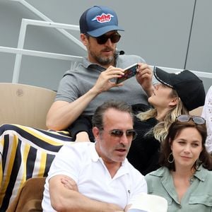 Marion Cotillard et son ex-compagnon Guillaume Canet, Elsa Zylberstein, Jean Dujardin et sa femme Nathalie Péchalat, Gilles Lellouche, Clovis Cornillac et sa femme Lilou Fogli - dans les tribunes lors de la finale messieurs des internationaux de France de tennis de Roland Garros 2019 à Paris le 9 juin 2019. © Jacovides-Moreau/Bestimage