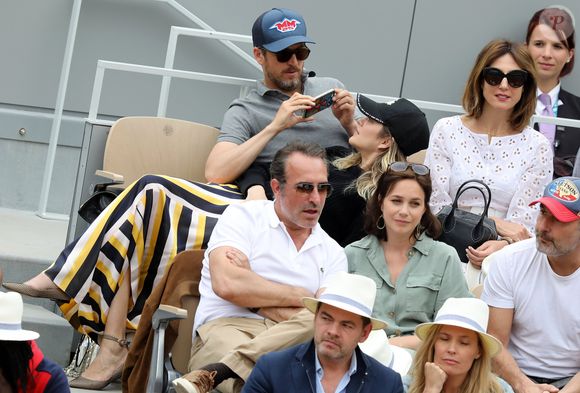 Marion Cotillard et son ex-compagnon Guillaume Canet, Elsa Zylberstein, Jean Dujardin et sa femme Nathalie Péchalat, Gilles Lellouche, Clovis Cornillac et sa femme Lilou Fogli - dans les tribunes lors de la finale messieurs des internationaux de France de tennis de Roland Garros 2019 à Paris le 9 juin 2019. © Jacovides-Moreau/Bestimage