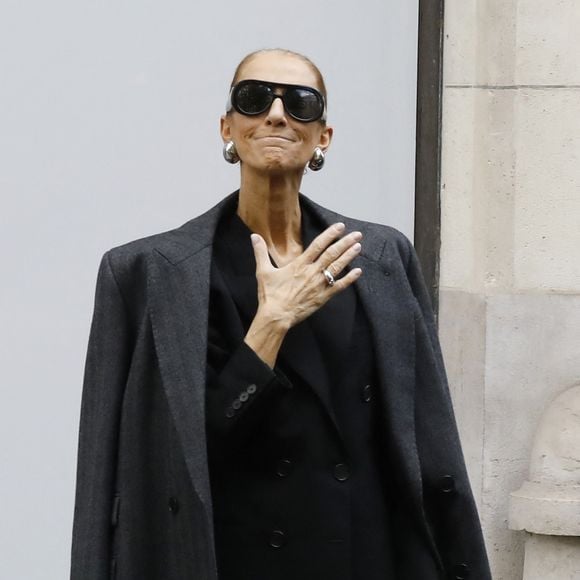 Céline Dion acclamée par ses fans à la sortie de l’hôtel Royal Monceau à Paris, avant de se rendre à la Plenitude Arena de Paris La Défense, pour sa deuxième date de concert, le 16 septembre 2026. © Marc Ausset-Lacroix/Bestimage