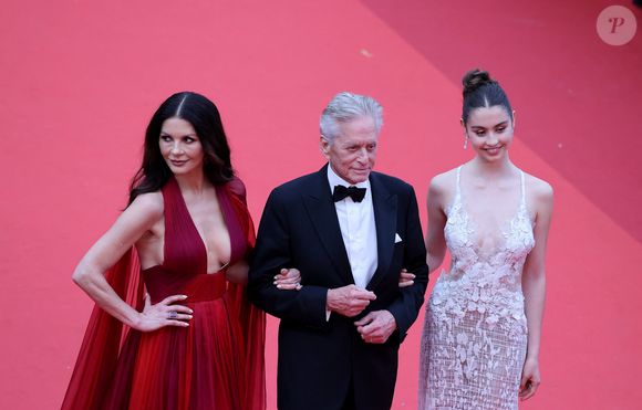 Michael Douglas, sa femme Catherine Zeta-Jones et leur fille Carys - Montée des marches du film « Jeanne du Barry » pour la cérémonie d’ouverture du 76ème Festival International du Film de Cannes, au Palais des Festivals à Cannes. Le 16 mai 2023
© Jacovides-Moreau / Bestimage