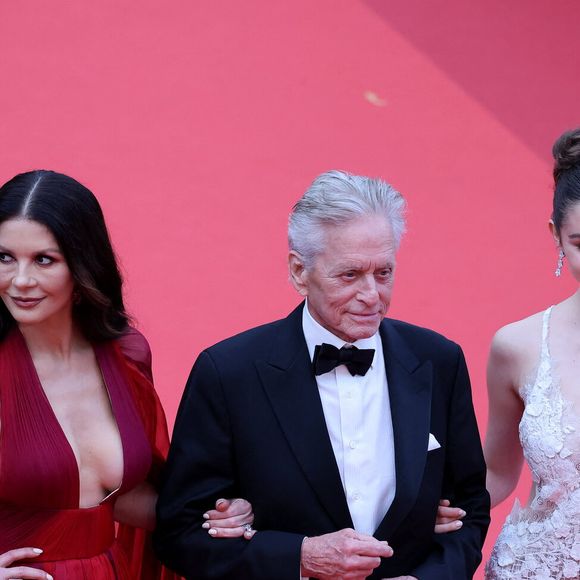 Michael Douglas, sa femme Catherine Zeta-Jones et leur fille Carys - Montée des marches du film « Jeanne du Barry » pour la cérémonie d’ouverture du 76ème Festival International du Film de Cannes, au Palais des Festivals à Cannes. Le 16 mai 2023
© Jacovides-Moreau / Bestimage