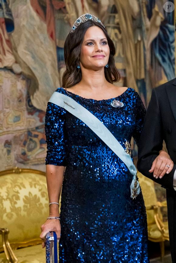 La belle brune aux yeux bleus portait une robe à sequins prêtée par sa belle-soeur, la princesse Victoria de Suède. 

La princesse Sofia (enceinte) - Arrivée de la famille royale de Suède au dîner en l'honneur des lauréats du Prix Nobel 2024 au palais royal de Stockholm. Le 11 décembre 2024