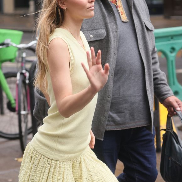 Elle a osé un look très sexy et audacieux.

A Londres, Lily Rose Depp s'affiche dans une mini-robe jaune sans soutien-gorge 



Pictured: Lily Rose Depp