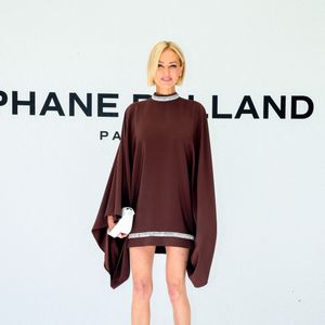 Adriana Karembeu au photocall du défilé Stéphane Rolland Collection Haute Couture Automne/Hiver 2025-2026 lors de la Fashion Week de Paris (PFW) au théâtre des Champs-Élysées, à Paris, France, le 8 juillet 2025. © Bertrand Rindoff/Bestimage