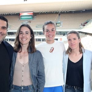 Une scène qui a mis légèrement mal à l'aise le duo qui a redécouvert ces images mais avec de grands sourires ! "Vous n'avez pas le droit de nous faire ça" a même lancé hilare Alizé

Exclusif - Matthieu Lartot, Alizé Cornet, Loïs Boisson, Justine Henin et Laurent Luyat - Plateau de France Télévision lors des Internationaux de France de Tennis de Roland Garros 2025 - Jour 09, à Paris le 02 Juin 2025. 

© Bertrand Rindoff / Bestimage
