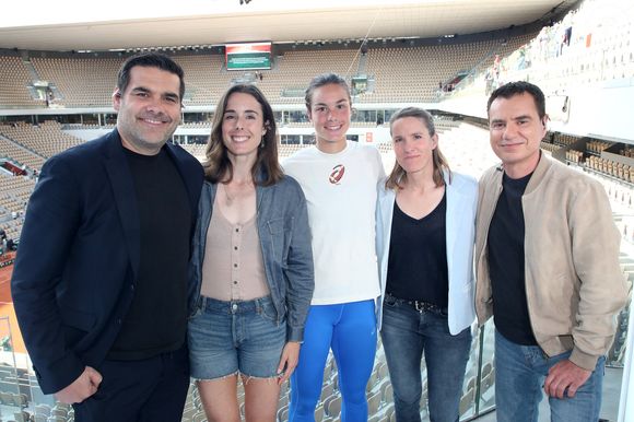 Une scène qui a mis légèrement mal à l'aise le duo qui a redécouvert ces images mais avec de grands sourires ! "Vous n'avez pas le droit de nous faire ça" a même lancé hilare Alizé

Exclusif - Matthieu Lartot, Alizé Cornet, Loïs Boisson, Justine Henin et Laurent Luyat - Plateau de France Télévision lors des Internationaux de France de Tennis de Roland Garros 2025 - Jour 09, à Paris le 02 Juin 2025. 

© Bertrand Rindoff / Bestimage