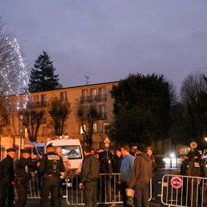 Dispositif de sécurité et médias autour de la maison de Johnny Hallyday après son décès à Marnes-la-Coquette, France, le 6 décembre 2017. Læticia Hallyday a annoncé à 2 h 44 la mort dans sa maison de Marnes-la-Coquette du chanteur âgé de 74 ans.

Photo : Agence / Bestimage