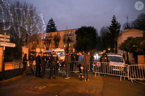 Dispositif de sécurité et médias autour de la maison de Johnny Hallyday après son décès à Marnes-la-Coquette, France, le 6 décembre 2017. Læticia Hallyday a annoncé à 2 h 44 la mort dans sa maison de Marnes-la-Coquette du chanteur âgé de 74 ans.

Photo : Agence / Bestimage