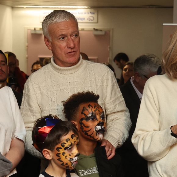 Brigitte Macron et Didier Deschamps au milieu des enfants hospitalisés au CHU de Bordeaux, à l'occasion du lancement de l'opération Pièces Jaunes 2025, le 8 janvier 2025. Le sélectionneur de l'équipe de France, vainqueur de la Coupe du monde 2018, Didier Deschamps, a annoncé le 8 janvier 2025 qu'il quitterait son poste après la phase finale de 2026. 
© Fabien Cottereau - Patrick Bernard/Bestimage