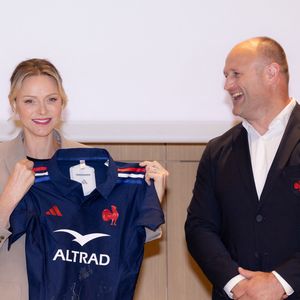 La princesse Charlène de Monaco se voit offrir un maillot dédicacé par les joueurs du XV de France de rugby, vainqueurs du tournoi des 6 nations 2025, des mains de William Servat, l'entraîneur du XV de France - La princesse C.de Monaco, en compagnie de son frère G.Wittstock, participe à la remise des prix de la "Journée du respect" au collège Charles III à Monaco, le 29 avril 2025. © Olivier Huitel / Pool Monaco / Bestimage
