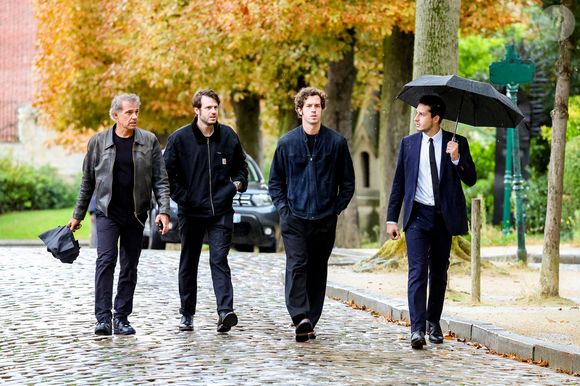 Exclusif - Paul Belmondo et ses fils Victor Belmondo, Alessandro Belmondo, Giacomo Belmondo - Arrivées aux obsèques d’Alain Belmondo au crématorium du Père-Lachaise à Paris, France, le 4 septembre 2025. © Dominique Jacovides/Bestimage