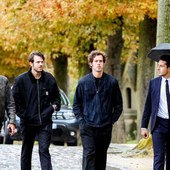 Exclusif - Paul Belmondo et ses fils Victor Belmondo, Alessandro Belmondo, Giacomo Belmondo - Arrivées aux obsèques d’Alain Belmondo au crématorium du Père-Lachaise à Paris, France, le 4 septembre 2025. © Dominique Jacovides/Bestimage