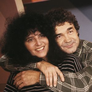 Archives -Pierre Perret et sa femme Rebecca sur le plateau de "Tournez Manège"