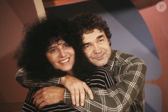 Archives -Pierre Perret et sa femme Rebecca sur le plateau de "Tournez Manège"