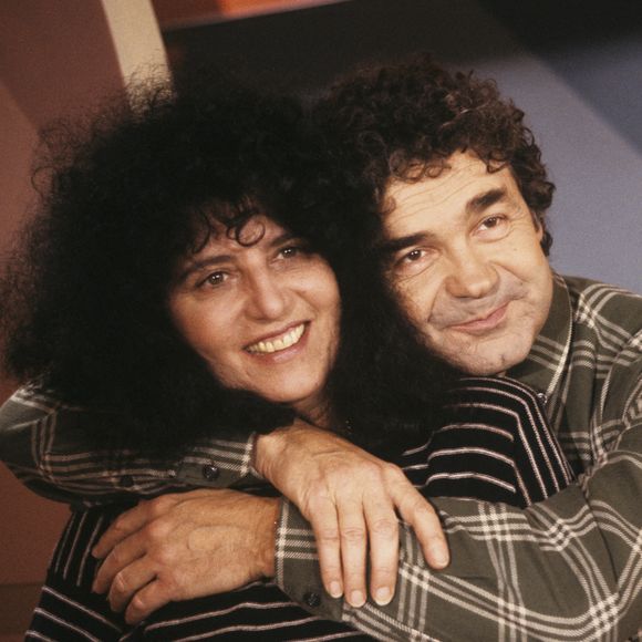Archives -Pierre Perret et sa femme Rebecca sur le plateau de "Tournez Manège"