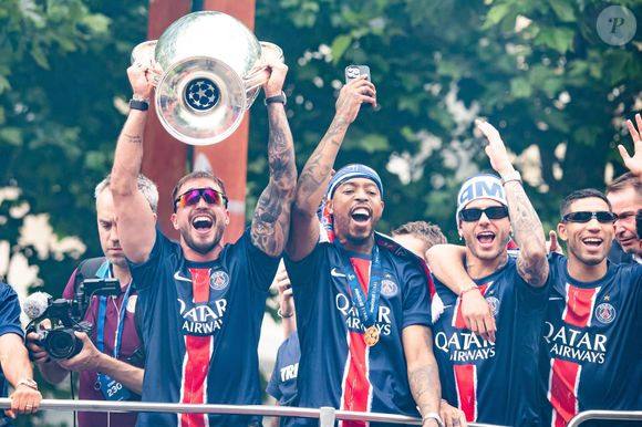Arnau Tenas Presnel Kimpembe Lucas Hernández Achraf Hakimi - Les joueurs du PSG paradent sur les Champs-Elysées après leur victoire historique (5-0) en finale de la Ligue Des Champions 2025. Paris, le 1er juin 2025.
© Baptiste Autissier / PsnewZ / Bestimage