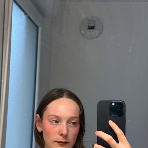 Ses inspirations ? Little Simz, Princess Nokia ou encore Booba. Une palette qui traduit son envie de concilier puissance et sensibilité...

Instagram de la petite-fille de Jacques Higelin qui se fait un nom dans le rap, Liouba. @superliouba