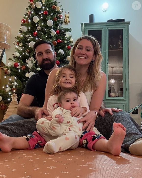 Laure et Matthieu de l'émission avec leurs deux filles Lya et Rose.

Photo : Instagram