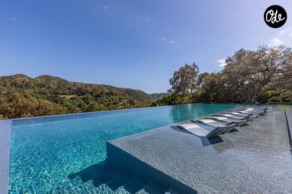 L’ancienne propriété de Ben Affleck et Jennifer Lopez à Beverly Hills s’étend sur près de deux hectares. La résidence compte 12 chambres, 24 salles de bains, une piscine à débordement, un vaste complexe sportif et un garage pouvant accueillir 12 voitures. Crédit photo : Simon Berlyn.