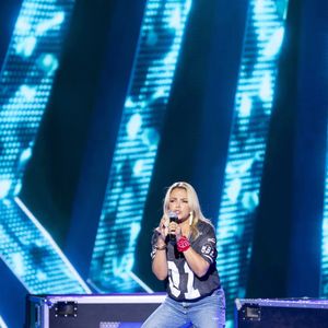 Séverine Ferrer pour Lorie (Laure Pester) pour les surprises lors de l'enregistrement de l'émission "La Boîte à secrets", présentée par F.Bollaert et diffusée le 3 octobre 2025 sur France 3, dans les studios du Lendit à Saint-Denis, Seine Saint-Denis, France, le 9 septembre 2025. Pierre Perusseau/Bestimage