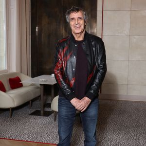 Le chanteur est prêt à devenir arrière-grand-père.

Julien Clerc lors de la nomination de Stéphane Bern comme Pape du Patrimoine lors de la Saint Clément au restaurant Alain Ducasse Baccarat, à Paris, France, le 20 novembre 2025. © Denis Guignebourg/Bestimage