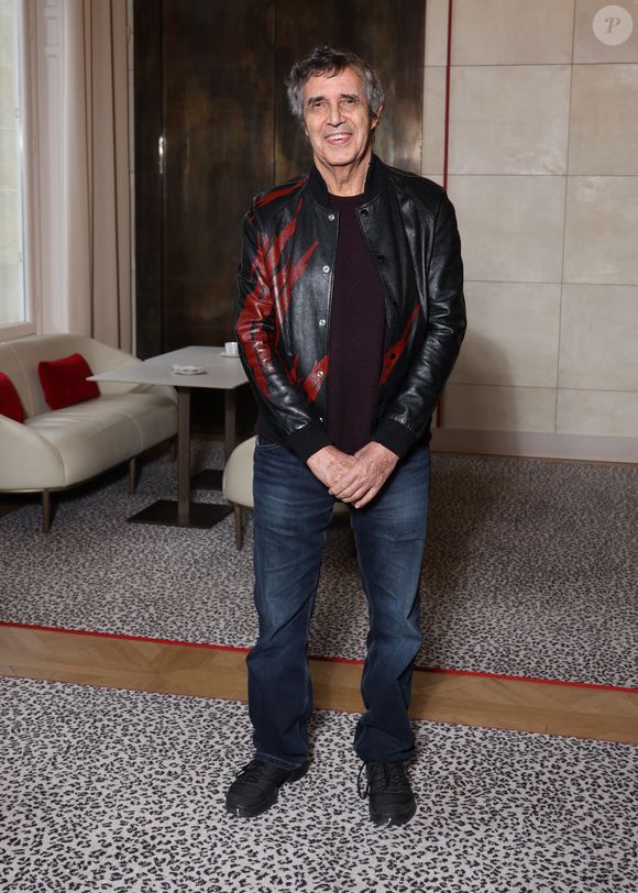 Le chanteur est prêt à devenir arrière-grand-père.

Julien Clerc lors de la nomination de Stéphane Bern comme Pape du Patrimoine lors de la Saint Clément au restaurant Alain Ducasse Baccarat, à Paris, France, le 20 novembre 2025. © Denis Guignebourg/Bestimage