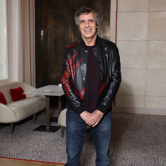 Le chanteur est prêt à devenir arrière-grand-père.

Julien Clerc lors de la nomination de Stéphane Bern comme Pape du Patrimoine lors de la Saint Clément au restaurant Alain Ducasse Baccarat, à Paris, France, le 20 novembre 2025. © Denis Guignebourg/Bestimage