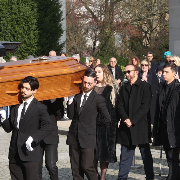 A la sortie de la cérémonie d'adieu d'Emilie Dequenne 

Michel Ferracci et ses fils Enzo, Mael et Milla Savarese, la fille d'Emilie Dequenne quittant les funérailles de l'actrice belge Emilie Dequenne au crématorium du cimetière du Père Lachaise à Paris, France, le 26 mars 2025. Emilie Dequenne, qui avait remporté le prix de la meilleure actrice au Festival de Cannes en 1999 pour son premier rôle dans le film Rosetta des Dardenne, est décédée à l'âge de 43 ans des suites d'un cancer rare des glandes surrénales. Photo par Jerome Domine/ABACAPRESS.COM