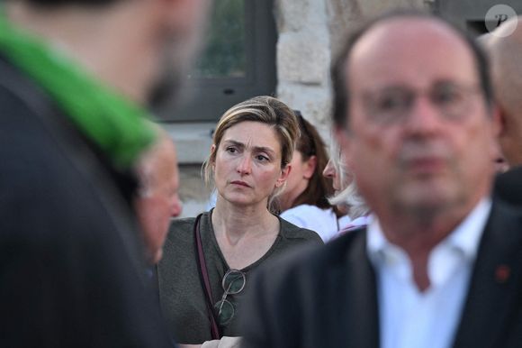 L'ancien président français François Hollande, aux côtés de son épouse Julie Gayet, rencontre des militants le 17 juin 2024 à Chameyrat, département de la Corrèze, centre de la France. Photo par Elodie Gregoire/ABACAPRESS.COM
