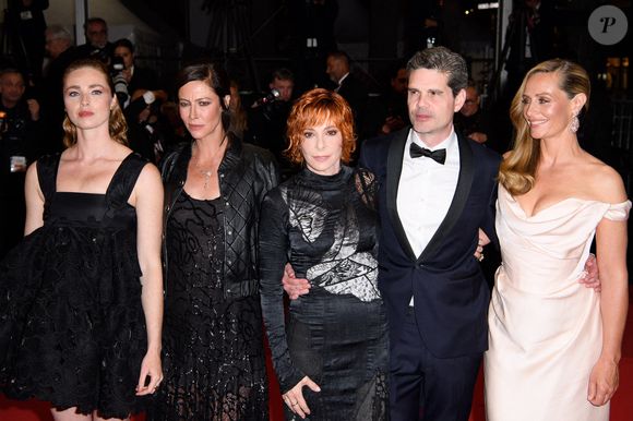 Freya Mavor, Anna Mouglalis, Mylene Farmer, Yann Gozlan et Cécile de France assistent à la projection de 'Dalloway' et au tapis rouge au Palais des Festivals à Cannes, France, le 15 mai 2025 dans le cadre du 78ème Festival de Cannes. Photo par Nicolas Genin/ABACAPRESS.COM