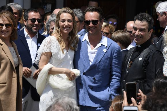 Nathalie Baye, Bernard Montiel, Jean-Louis Borloo, David Hallyday - Mariage de Laura Smet et Raphaël Lancrey-Javal à l'église Notre-Dame des Flots au Cap-Ferret le jour de l'anniversaire de son père Johnny Hallyday le 15 juin 2019.
