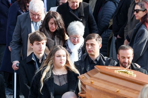 Maël Ferracci, Milla Savarese, la fille de la défunte, Enzo Ferracci et le veuf Michel Ferracci à la sortie des obsèques d'Emilie Dequenne au cimetière Père Lachaise à Paris, France, le 26 mars 2025. © Cyril Moreau/Bestimage