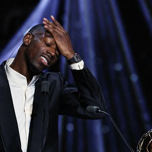 Le joueur français du Paris Saint-Germain, Ousmane Dembele, réagit après avoir remporté le Ballon d'Or masculin lors de la cérémonie de remise du Ballon d'Or France Football 2025 au Théâtre du Chatelet à Paris, France, le 22 septembre 2025. Photo de Gao Jing/Xinhua/ABACAPRESS.COM